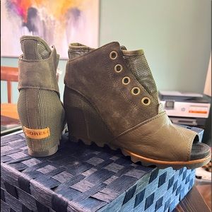 Sorel wedge sandals- army green size 11